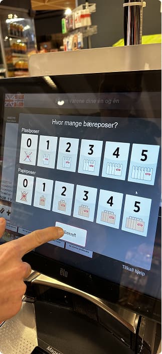 Bruker som tester en touchskjerm i butikk